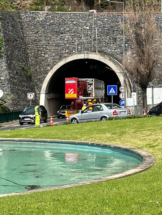 Viatura com grua provoca longas filas na Via Expresso da Ponta do Sol