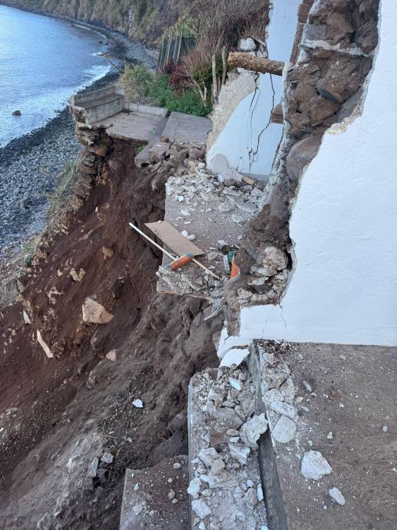 Parte da capela da Fajã do Mar ruiu