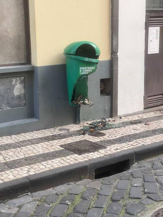 Baldes do lixo foram incendiados na Rua da Carreira