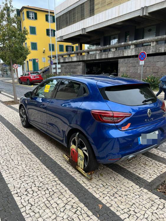 Viatura de rent a car bloqueada