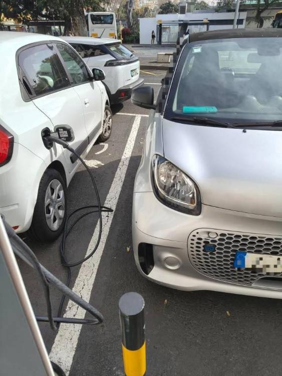 Condutores queixam-se de veículos que ocupam vagas de carregamento elétrico