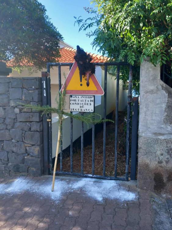 Alegada ‘bruxaria’ encontrada no acesso vedado à Praia da Canavieira (com vídeo)