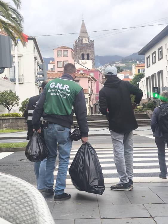 ARAE apreende material de vendedores ambulantes no Funchal (com fotos)