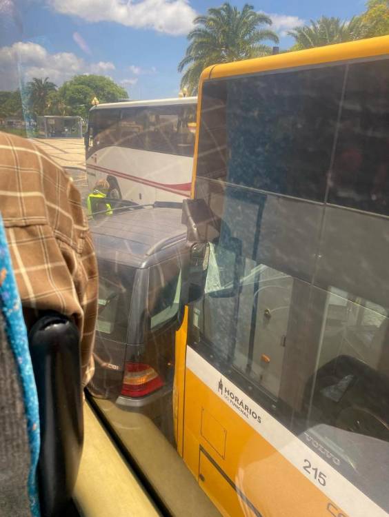 Veículo ligeiro e autocarro chocaram na Avenida do Mar (com fotos)