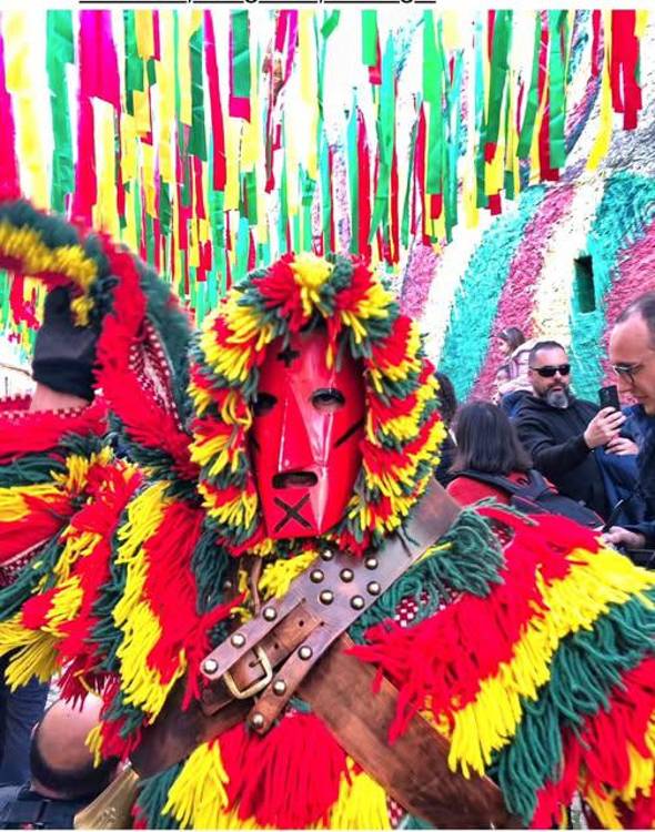 Caretos de Podence inauguram na segunda-feira mural de homenagem ao Papa