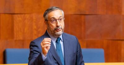 Enquanto acompanhavam declarações da presidente da Assembleia, jornalistas são acusados por Gonçalo Leite Velho de “falta de interesse”.