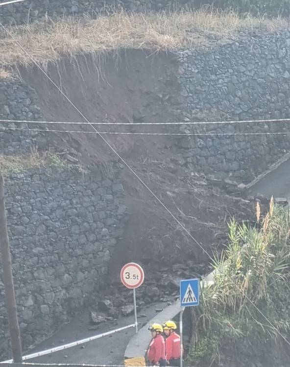 Derrocadas e árvores caídas mobilizam bombeiros no Funchal