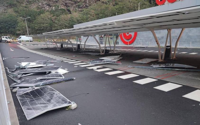 Veja as imagens de destroços provocados pelo mau tempo em diferentes pontos da ilha