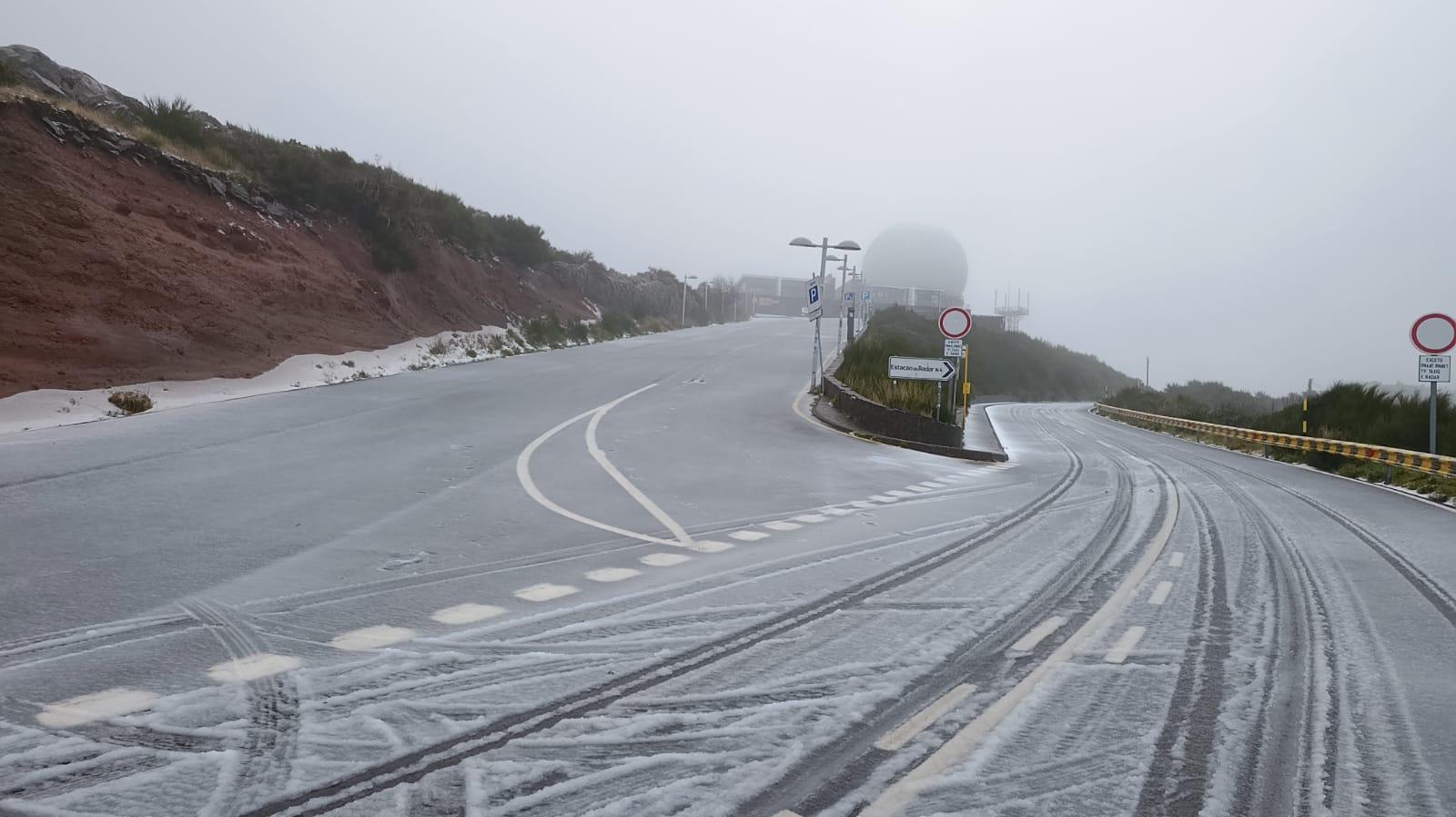 Pico do Areeiro ‘pintado’ de branco leva ao encerramento de estrada