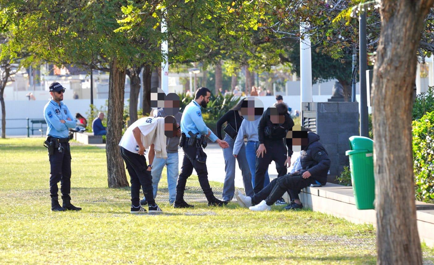 Polícia revista jovens na Praça do Povo (com fotos)