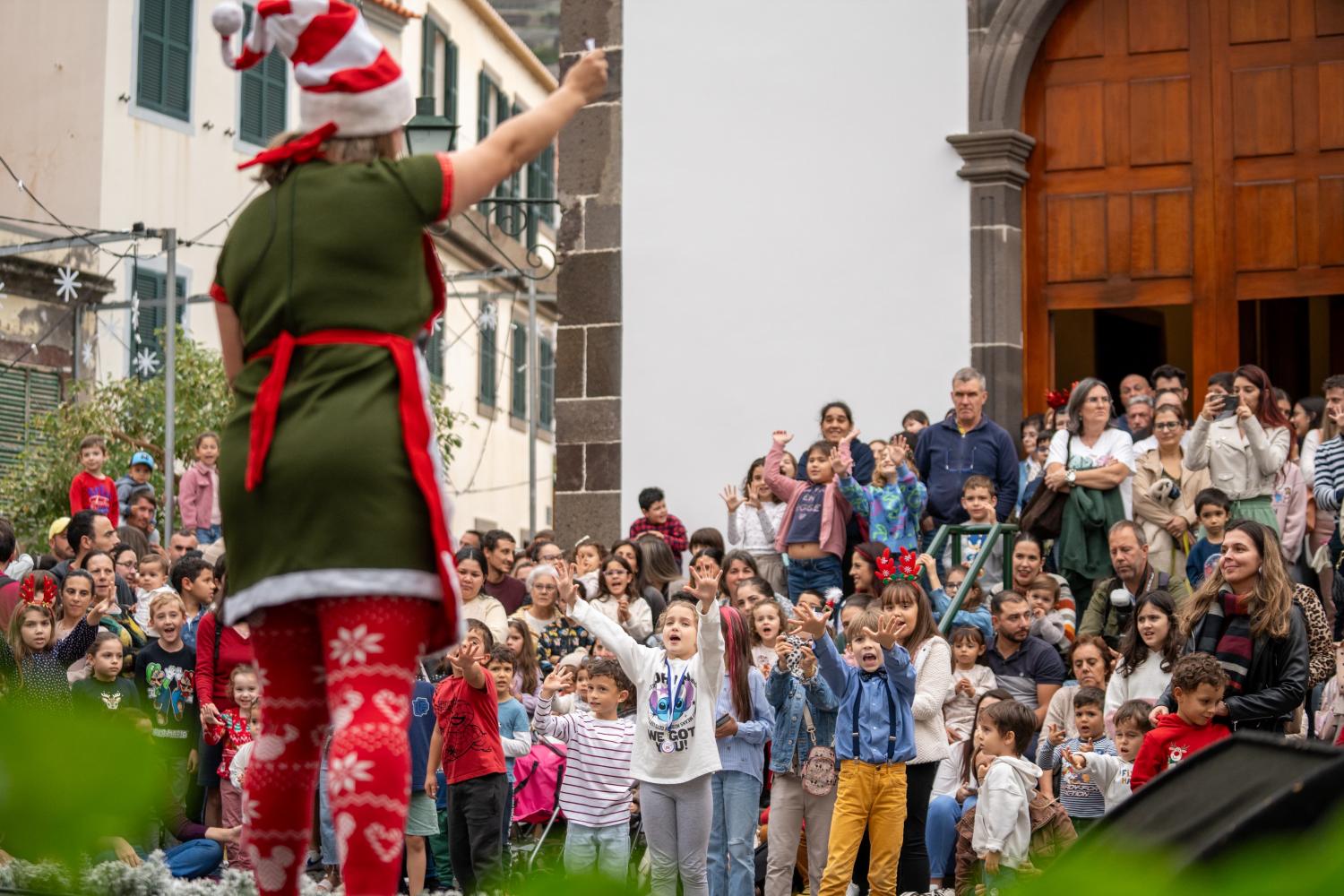 Pai Natal levou magia à Ponta do Sol onde centenas o aplaudiram