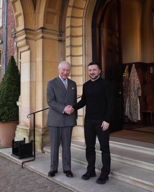 Ucrânia: Zelensky recebido pelo rei britânico Carlos III