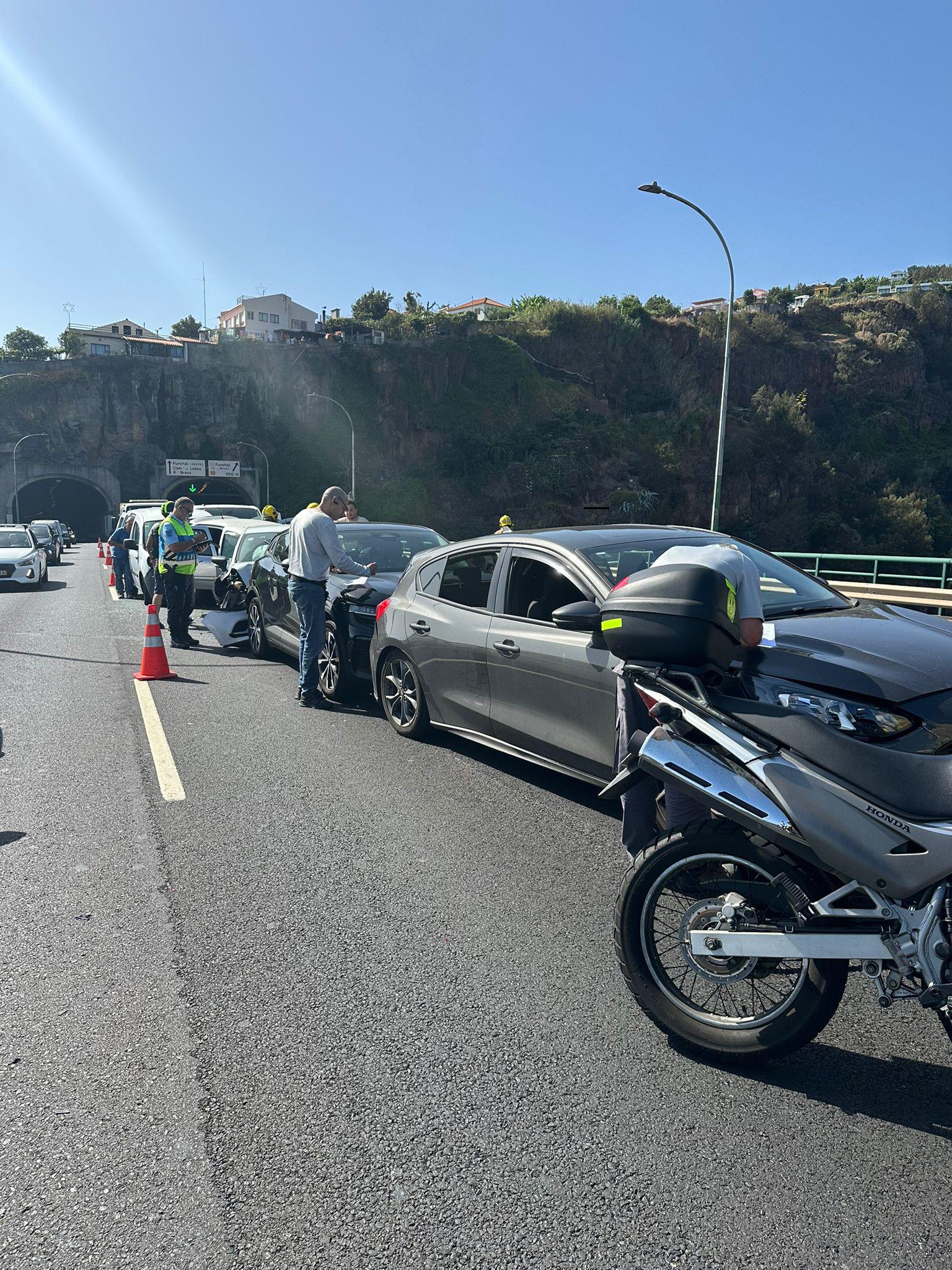 Choque em cadeia envolveu dez carros e causou cinco feridos