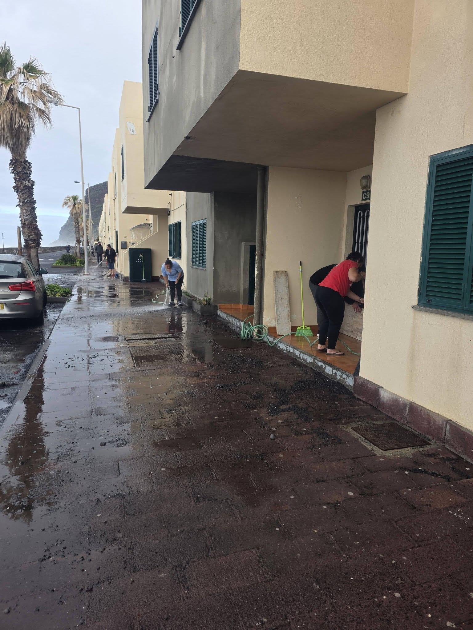 Ondas causaram vários prejuízos no Paul do Mar