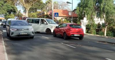 Uma das viaturas ficou atravessada nas faixas de rodagens.