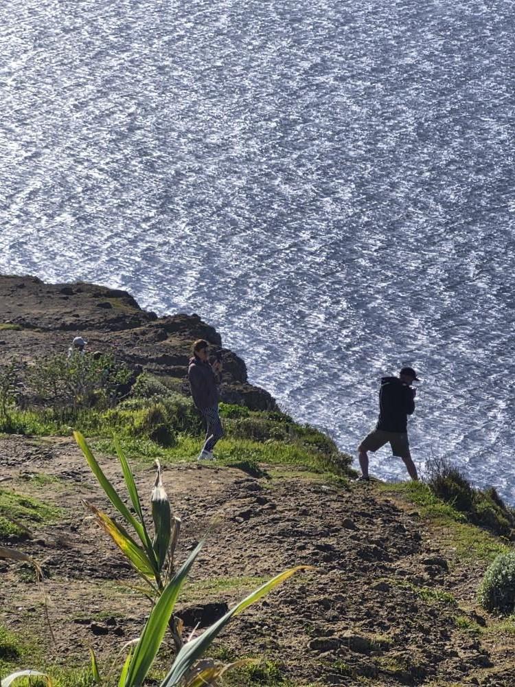 Turista arrisca-se por uma foto na Ponta do Pargo (com fotos)