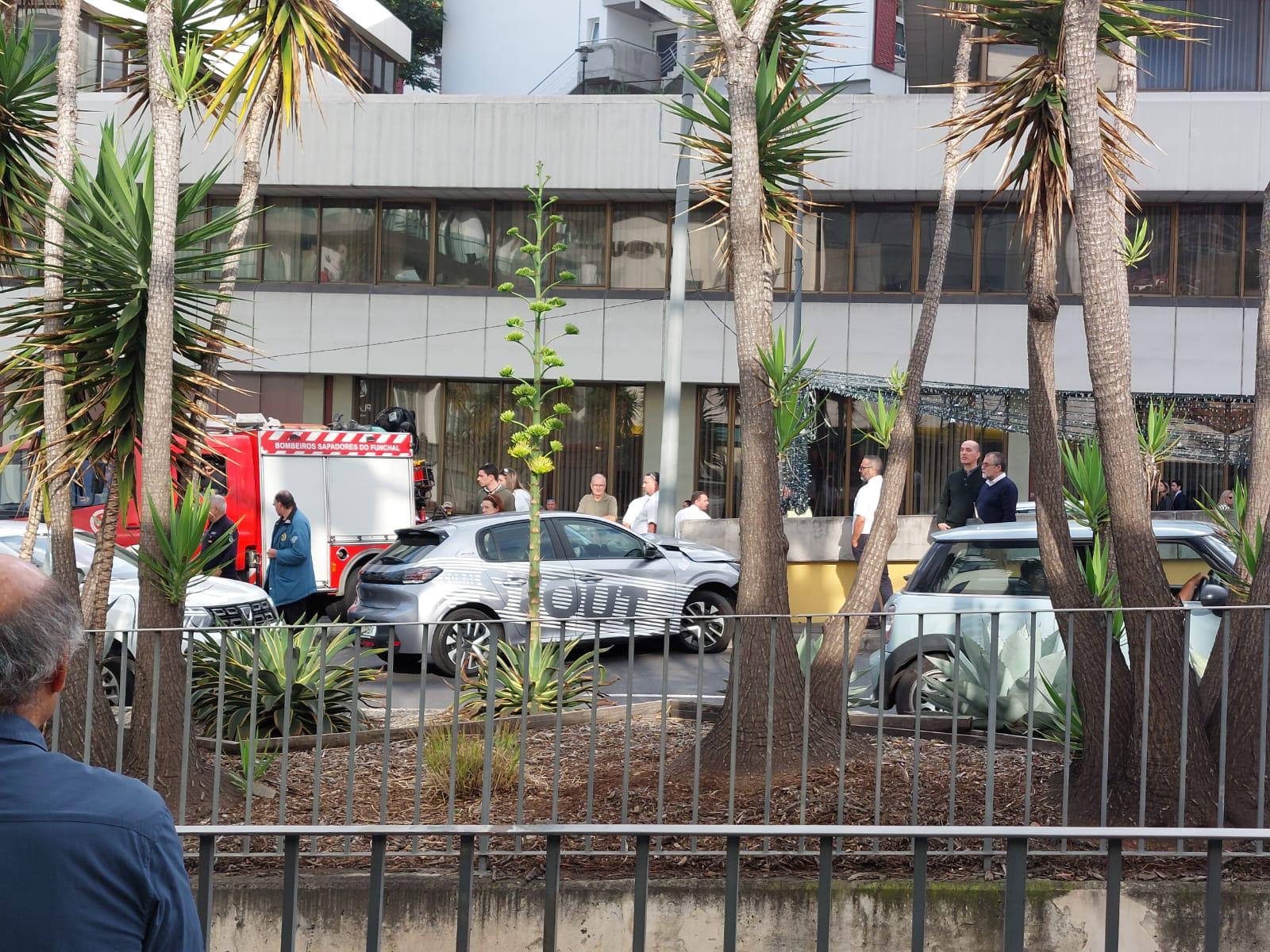 Despiste aparatoso em frente ao 2000 mobiliza bombeiros sapadores