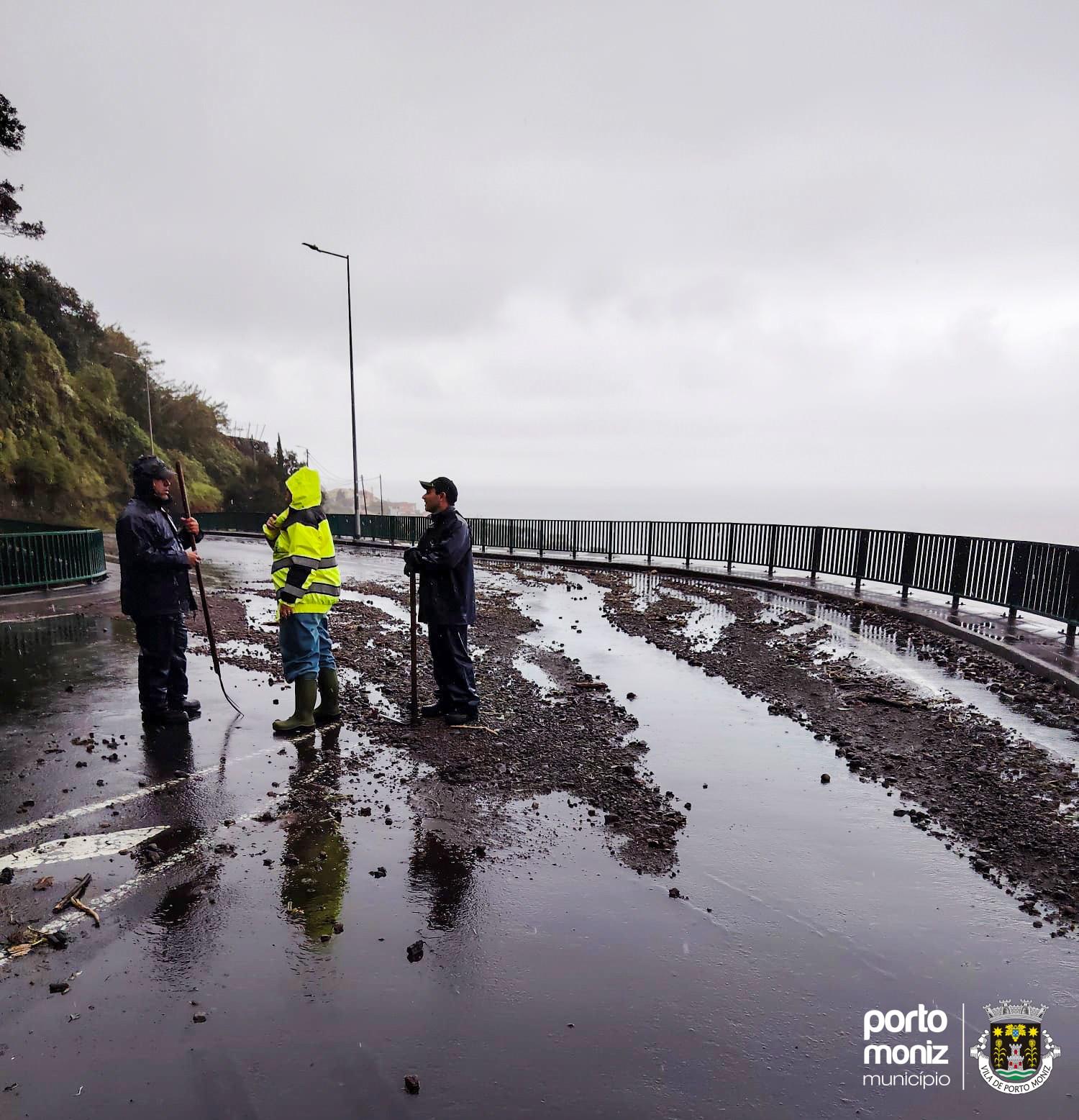 Mau tempo provocou derrocadas e quedas de pedras no concelho do Porto Moniz (com fotos)