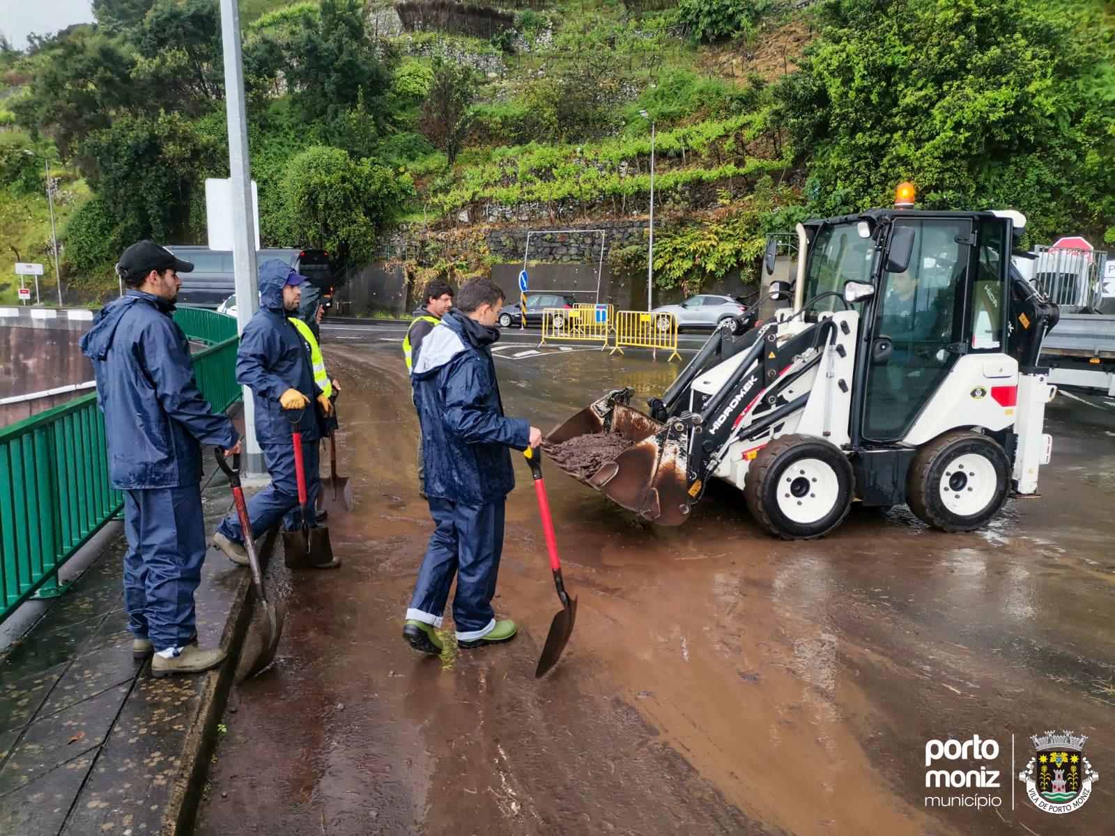Mau tempo provocou derrocadas e quedas de pedras no concelho do Porto Moniz (com fotos)