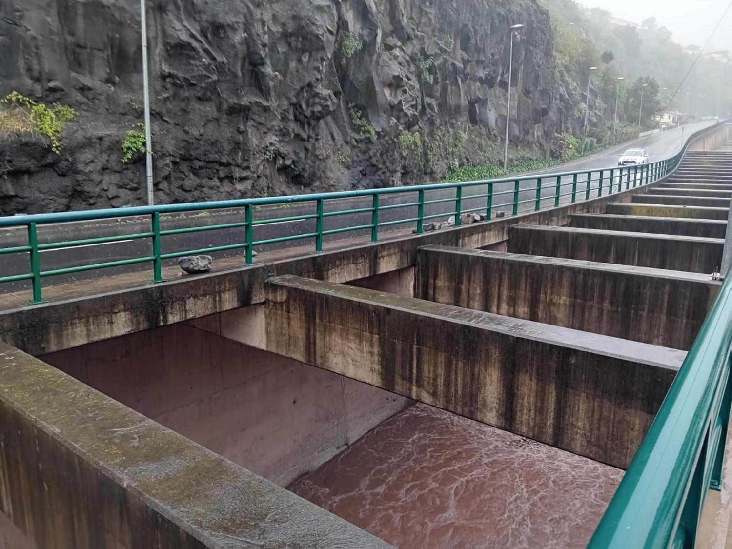 Pedras são visíveis na estrada.