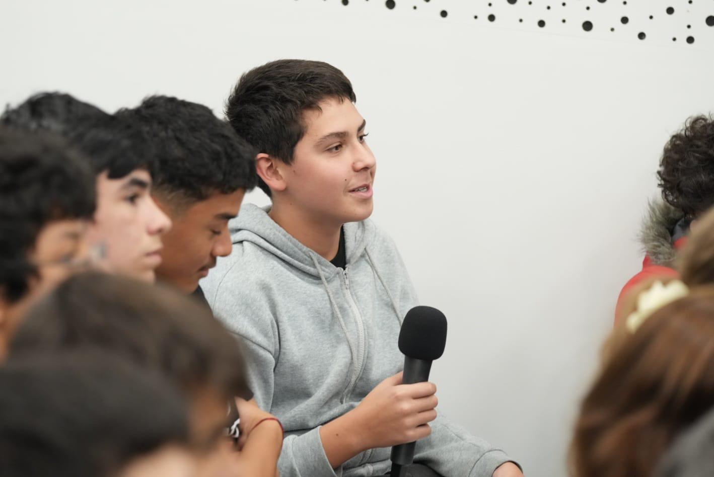 O aluno Tiago questionou sobre o papel dos partidos.