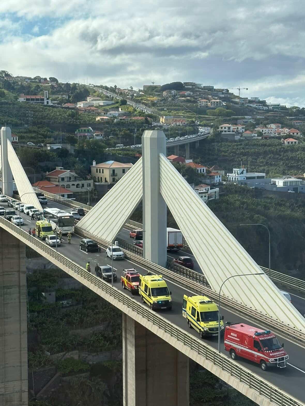 Acidente entre três carros na via rápida em Câmara de Lobos faz quatro feridos (com fotos)