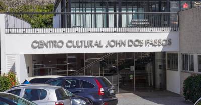 Centro Cultural John dos Passos, na Ponta do Sol, recebe hoje a peça ‘Casal Trompica’ da Associação Teatro D’Os Emplastros.
