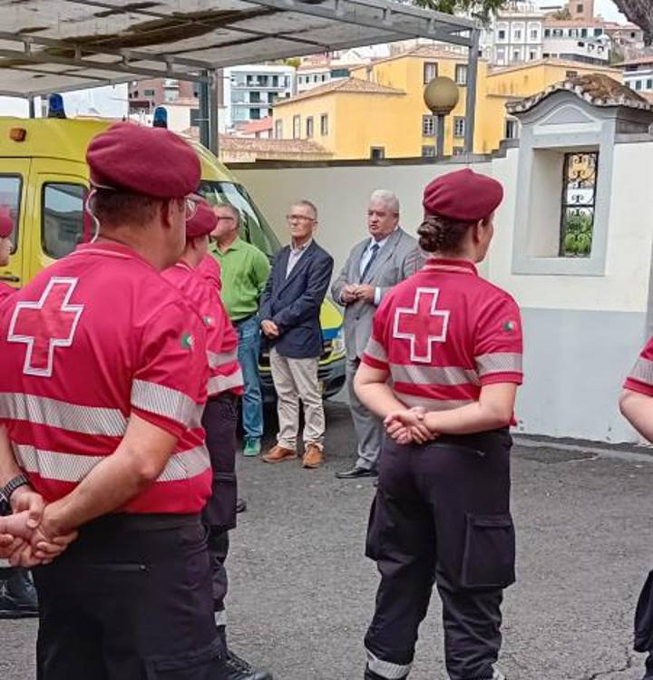 Cruz Vermelha com nova ambulância de emergência