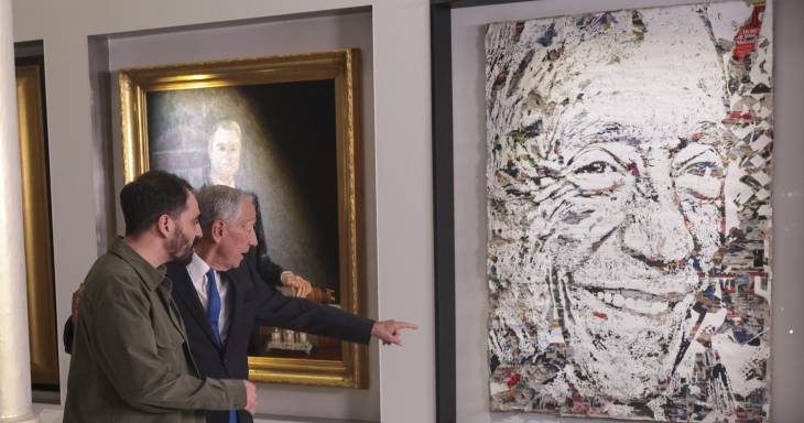 O Presidente da República, Marcelo Rebelo de Sousa, acompanhado pelo artista Alexandre Farto, também conhecido como Vhils, durante a apresentação do seu retrato oficial.