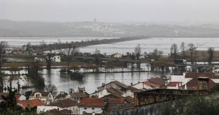 Vista geral de Montemor-o-Velho parcialmente inundada devido à subida das águas do Rio Mondego.