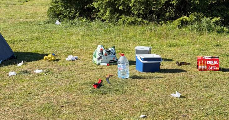 Lixo espalhado no Chão das Feiteiras denuncia falta de civismo na serra