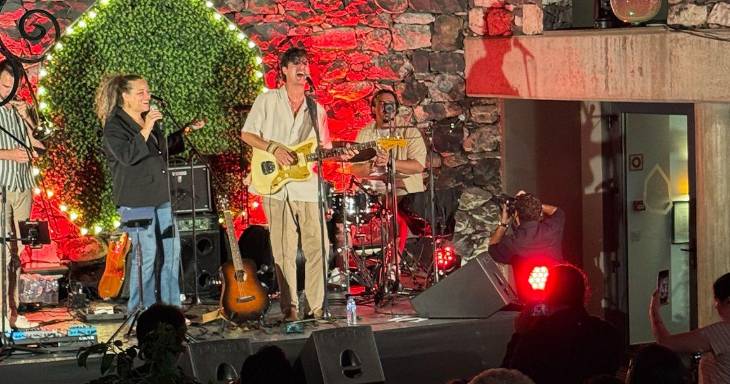 Duailibi &amp; Banda subiram ao palco pelas 21h30, depois de uma atuação de abertura de Vítor Freitas, que animou os presentes desde as 19h00.