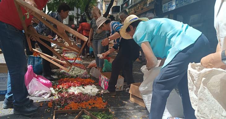 Centenas de fiéis preparam a cerimónia do Corpo de Deus no Funchal
