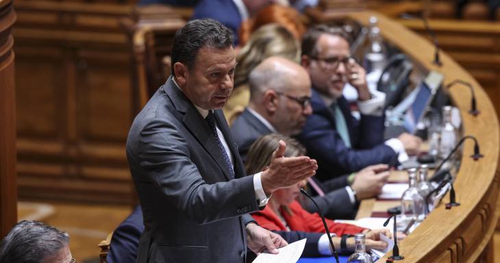 O primeiro-ministro, Luís Montenegro, intervém durante o debate parlamentar, na Assembleia da República, em Lisboa.