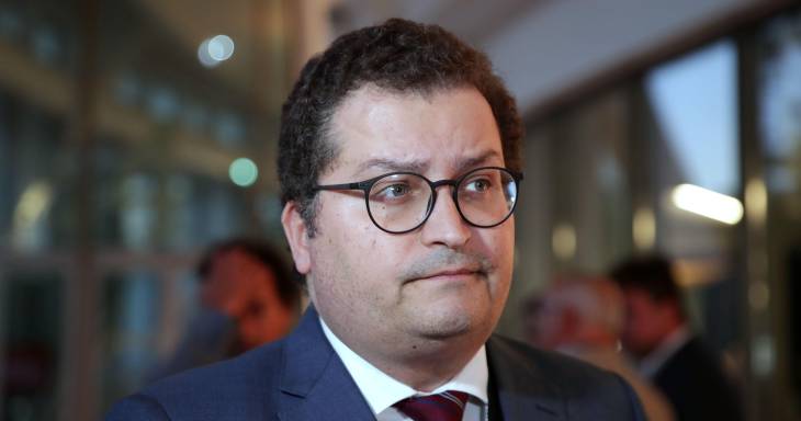 Médicos decidem pelo internamento para observação do ministro das Finanças