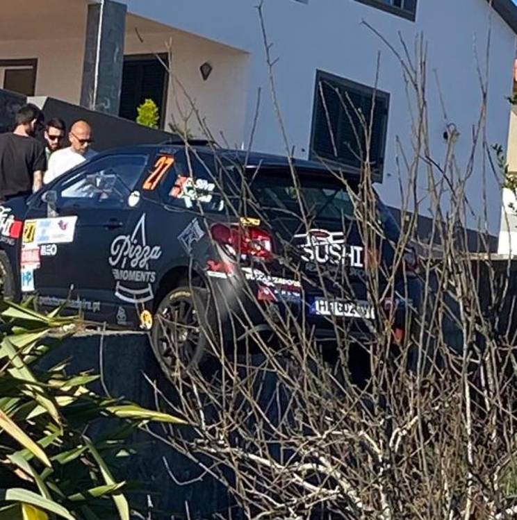 Rali da Calheta: Concorrente falha estacionamento e fica “pendurado”