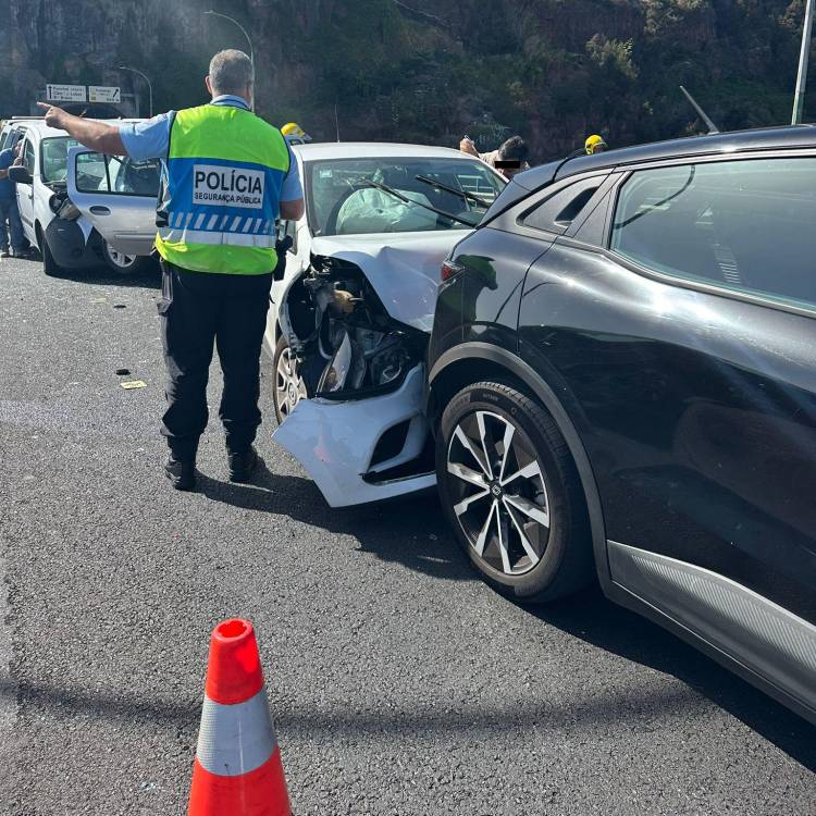 Choque em cadeia envolveu dez carros e causou cinco feridos