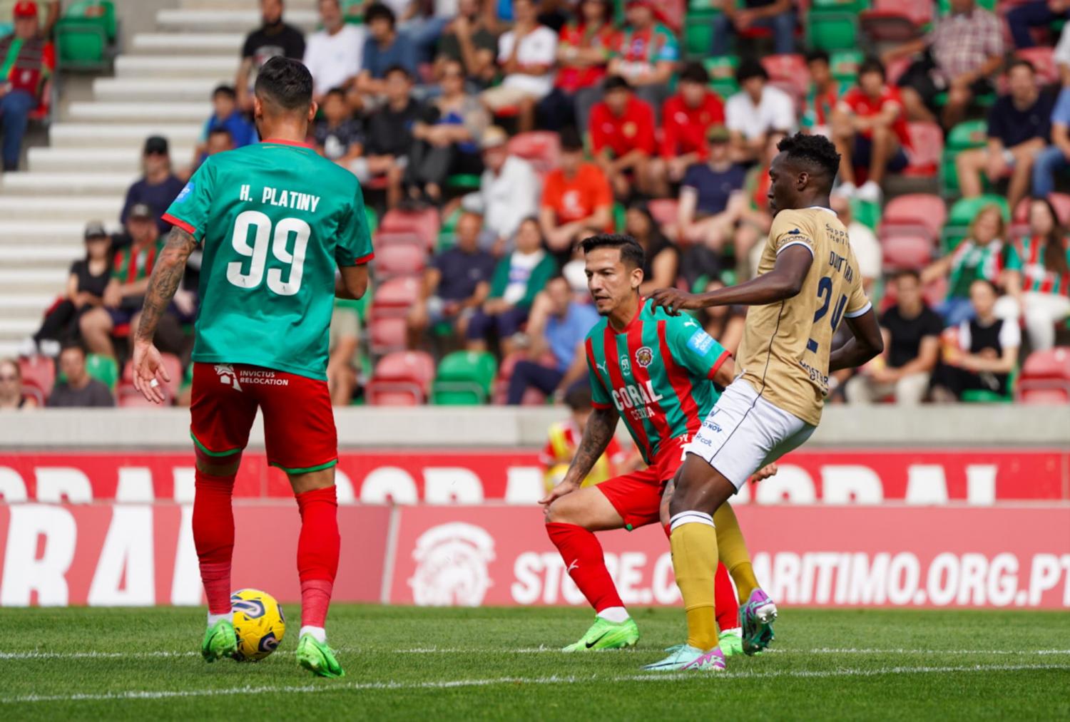 A partida arrancou às 15h30 no Estádio do Marítimo.