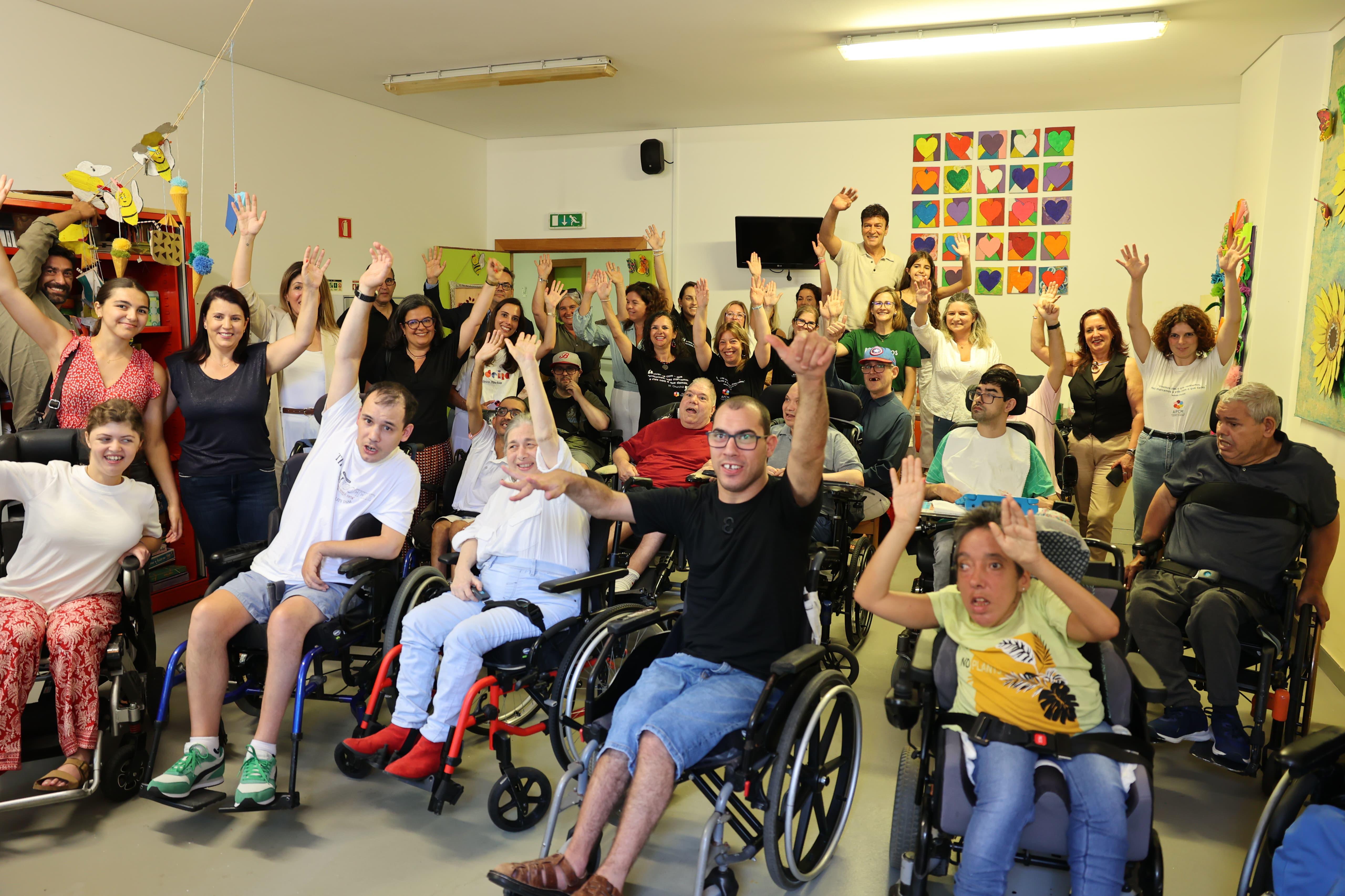 Tony Carreira visitou Associação de Paralisia Cerebral antes da atuação no Porto Moniz (com fotos)
