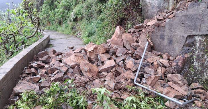 No Porto da Cruz, derrocada de pedras interrompeu o Caminho da Cal e Caminho velho do Massapez