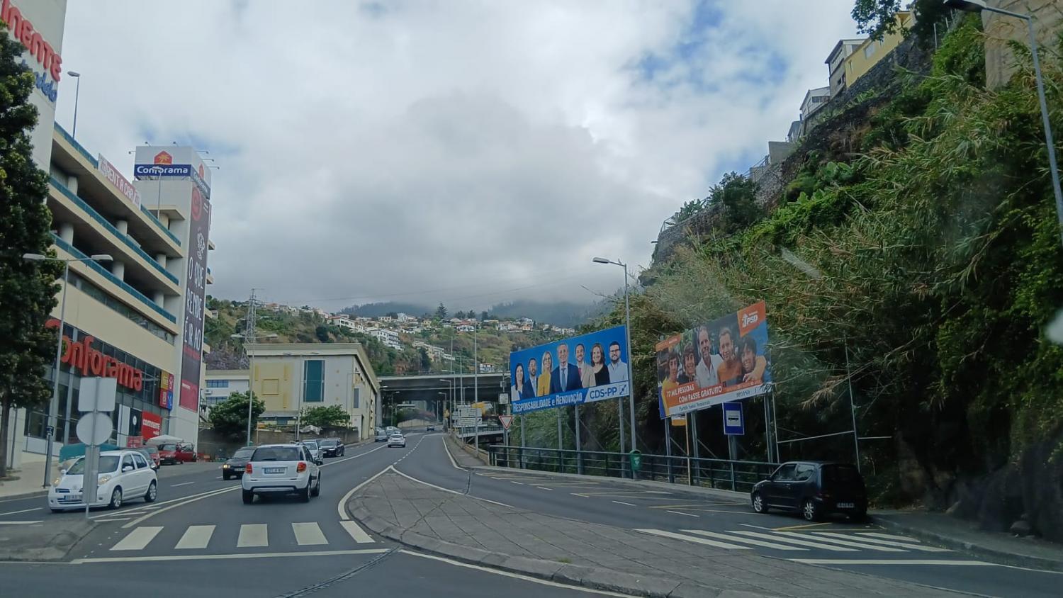 Já na Rotunda dos Viveiros, há vestígios de cartazes do PSD e CDS.