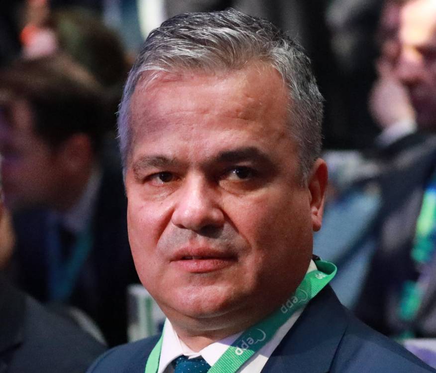 Presidente romeno nomeia primeiro-ministro pró-ocidental Adrian Vestea