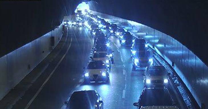 Acidente em cadeia na via rápida provoca fila de trânsito com mais de cinco quilómetros de extensão