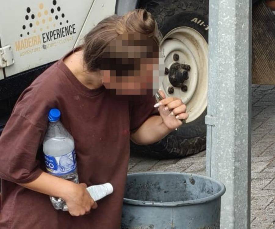 Turistas fazem higiene pessoal junto a balde do lixo no Cabo Girão