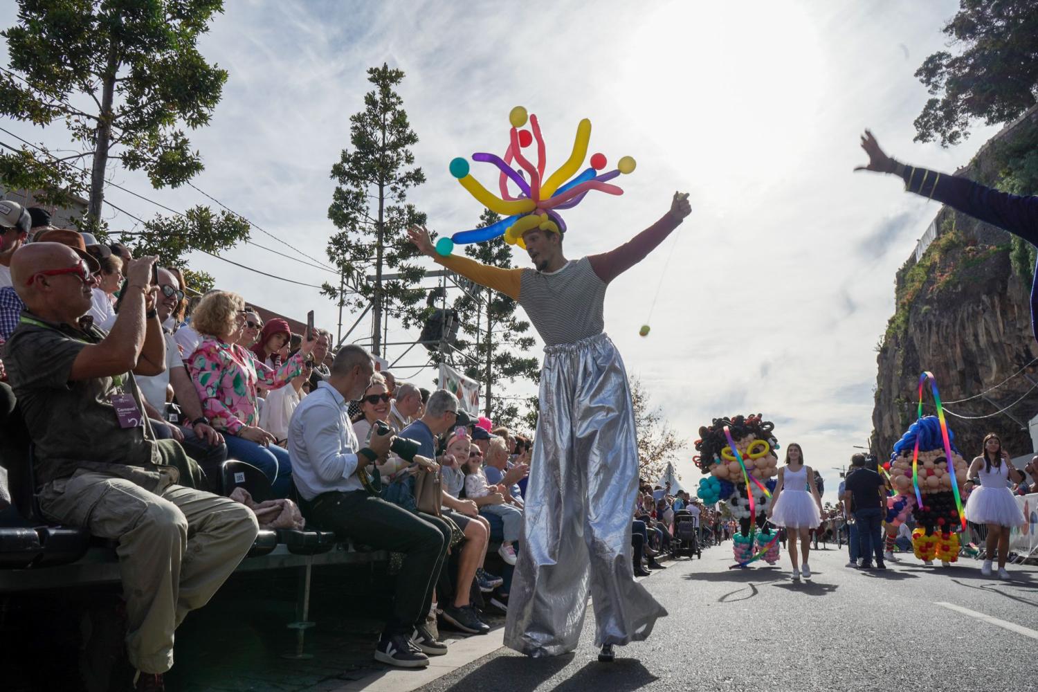 Já arrancou o Cortejo Trapalhão do Funchal, com muita música e animação