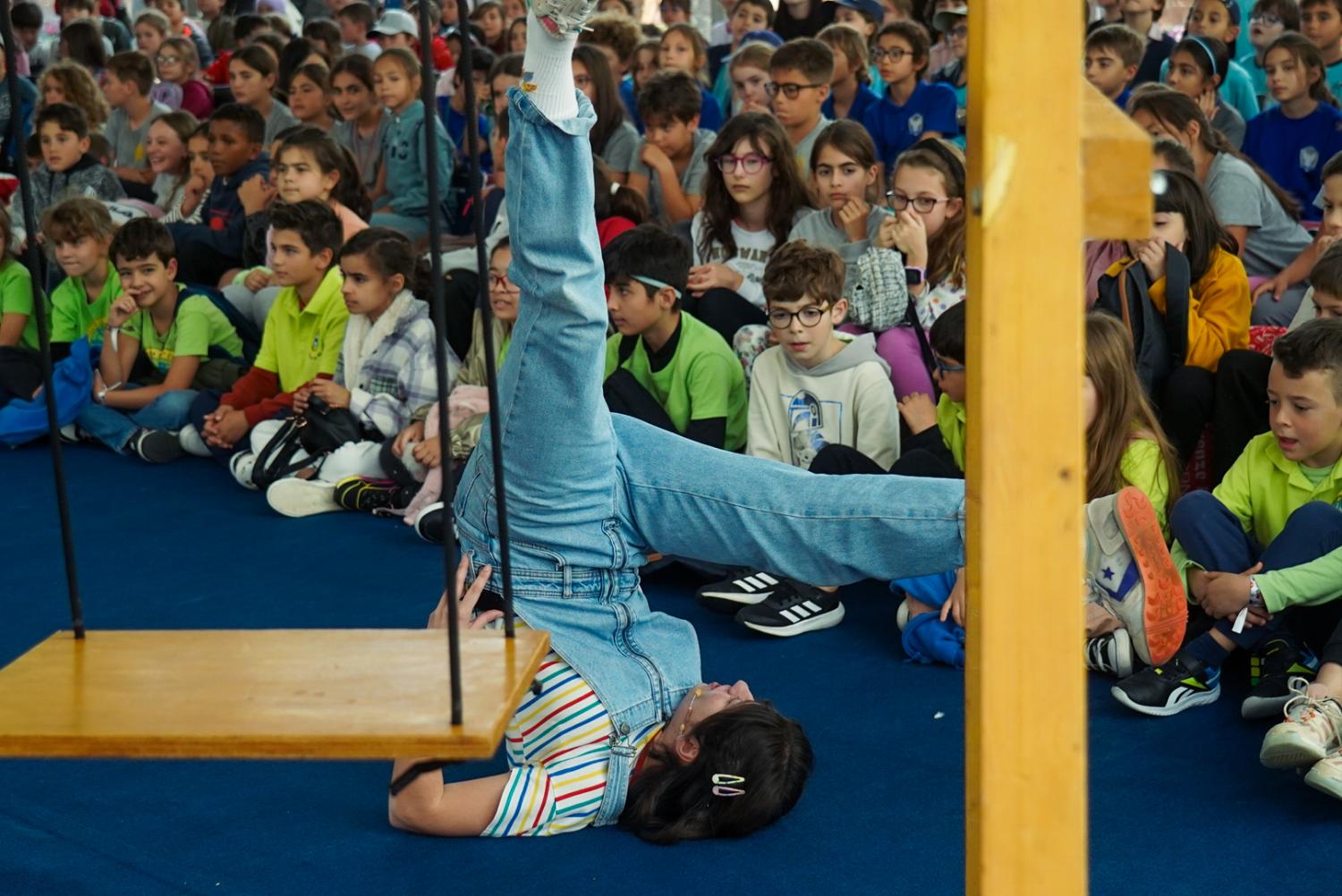 Hoje o espetáculo “Australopiteco” volta a subir ao palco por volta das 11 horas.