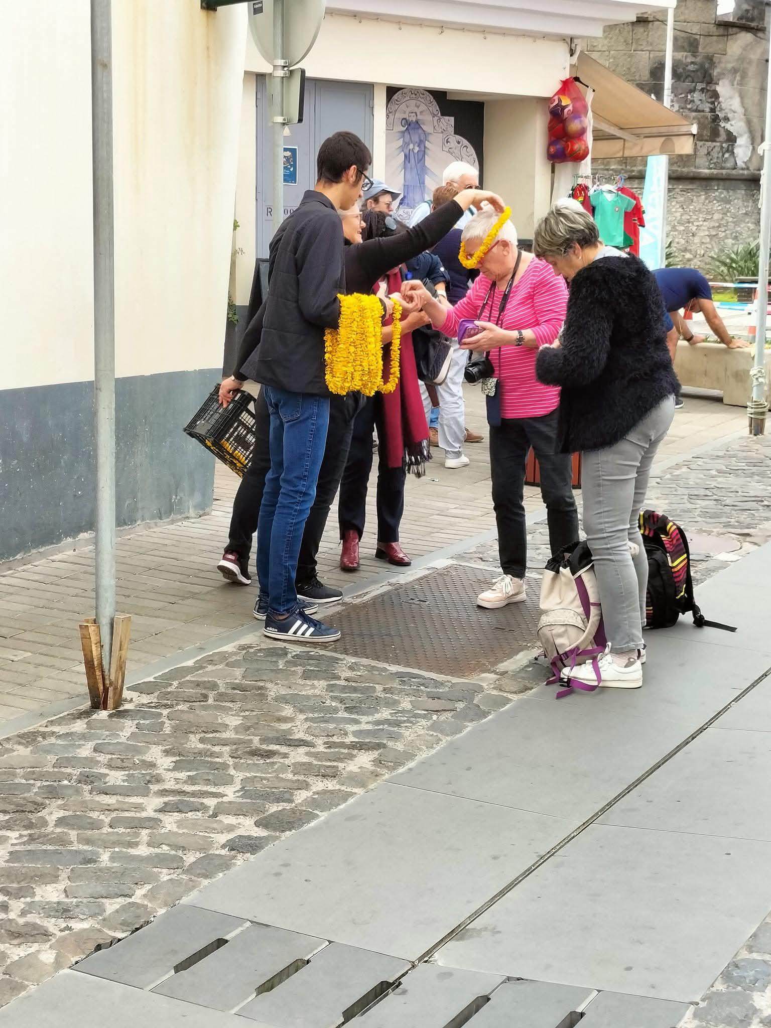 Avó e neto perpetuam tradição dos ‘colares de Maio’