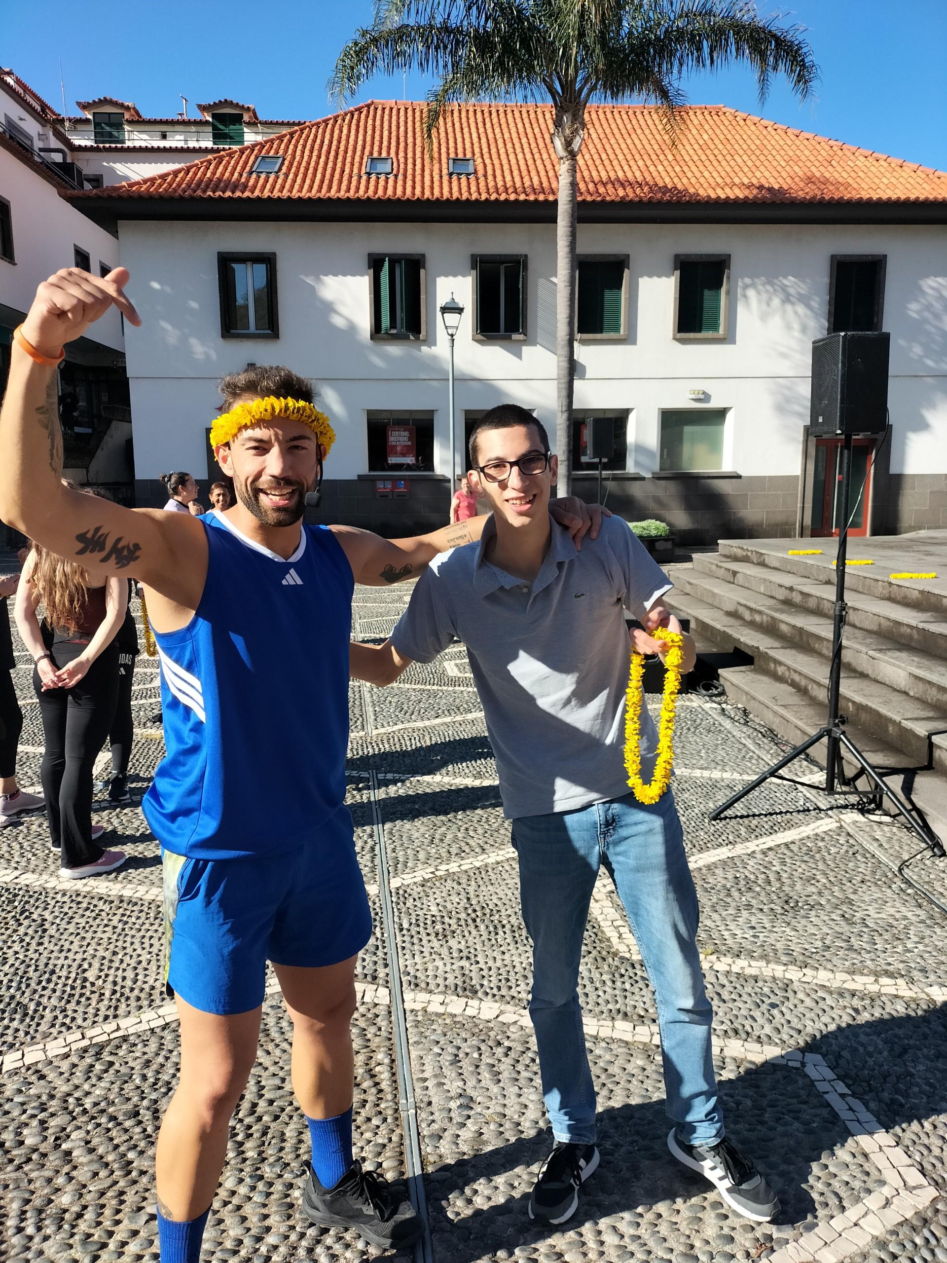 Avó e neto perpetuam tradição dos ‘colares de maio’