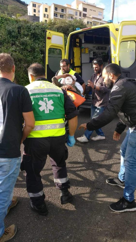 Altura em que alguns populares ajudam a colocar a vítima dentro da ambulância dos bombeiros.