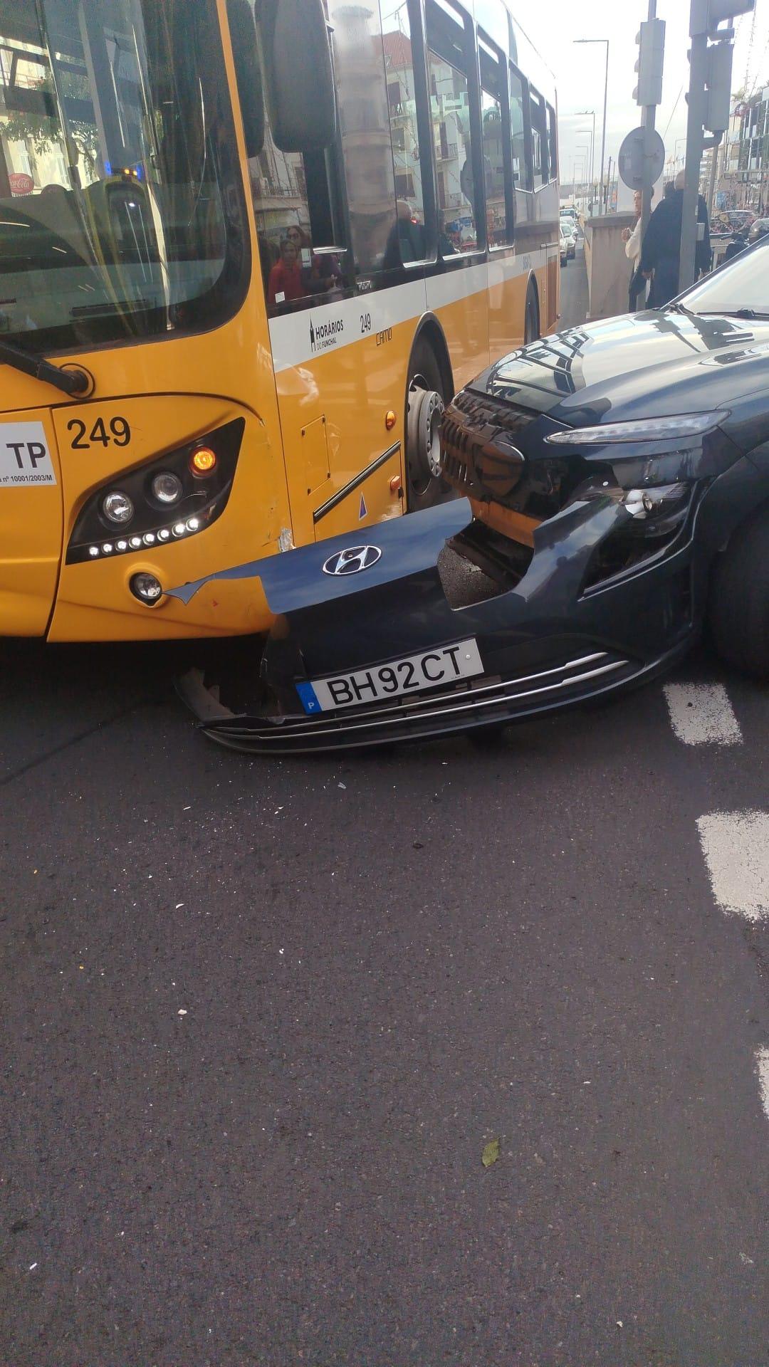 Danos são elevados na viatura ligeira.